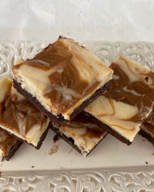 Cheesecake with caramel sauce brownies