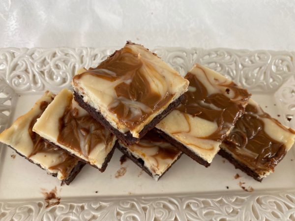 Cheesecake with caramel sauce brownies